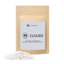 Cosmeau "Clouds" In-Wash Wäscheduft-Booster Nachfüllpack für 50 Wäschen, mit einem Haufen weißer Duftperlen.