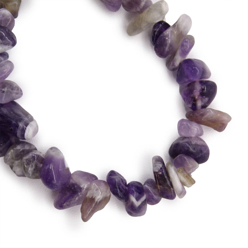 Nahaufnahme eines Armbands aus unregelmäßigen, polierten Amethyst-Edelsteinchips in verschiedenen Lilatönen.