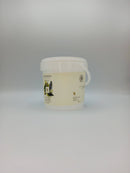 Großer Plastikeimer mit Rosmarin-Eukalyptus-Badesalz.