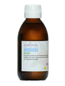 Eine braune Glasflasche mit weißem Schraubverschluss, beschriftet mit "ayurveda autentico Amlaki Aceite". Das Etikett besagt, dass Amlaki-Öl ausgezeichnet zur Haarpflege ist, bei regelmäßiger Anwendung schönes Haar ergibt, und zeigt "200 ml" und "100% Natur".