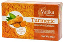 Eine orangefarbene Seifenverpackung mit dem Markenlogo "Vatika Naturals" und dem Produktnamen "Turmeric". Ein Bild von Kurkuma mit Blättern und dem Text "with Turmeric oil" ist ebenfalls zu sehen.