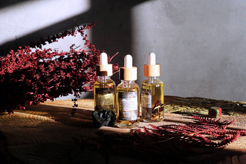 Lilith Oil | Göttliches Feminines Ritualöl mit Mondstein- und Tigeraugenkristallen