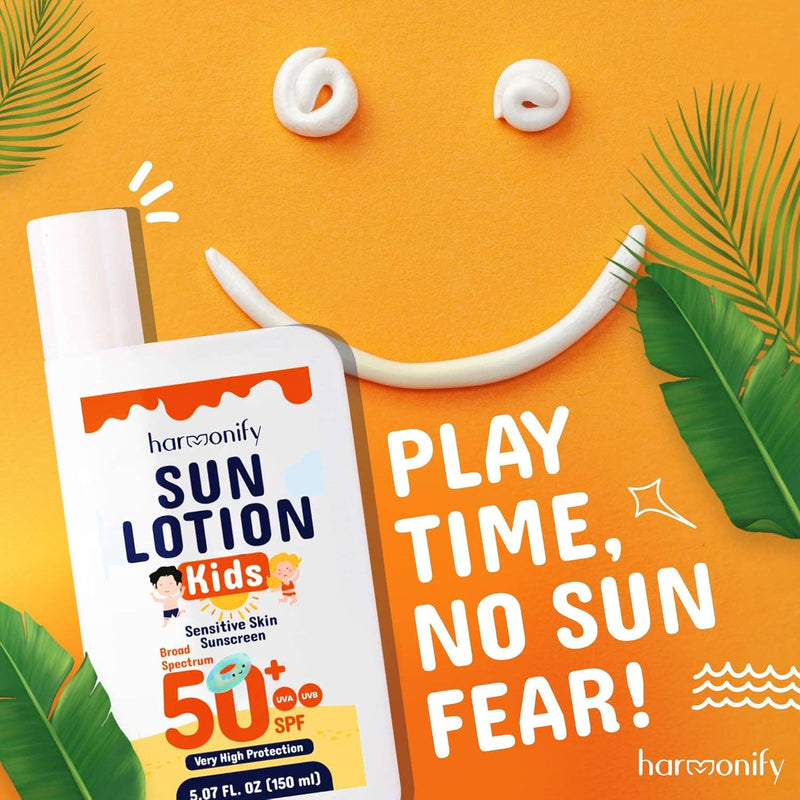 Harmonify Sonnenlotion Kids, 150ml Flasche, bietet "SEHR HOHEN SCHUTZ" mit LSF 50+ UVA/UVB, vor einem leuchtend orangefarbenen Hintergrund mit Palmblättern.