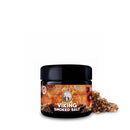 Ein schwarzer, runder Tiegel mit Ancient Purity Wikinger-Rauchsalz, etikettiert mit einer rustikalen, feurigen Grafik und einem Lebensbaum-Logo. Ein kleiner Haufen des dunklen, rotbraunen Rauchsalzes ist neben dem Tiegel sichtbar.