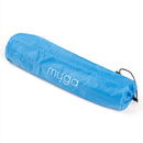 Eine leuchtend blaue, zylindrische Yogamatten-Tasche mit Kordelzug und dem weißen „myoga“-Logo an der Seite, abgebildet auf einem einfarbigen weißen Hintergrund.