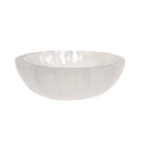 Opake weiße Selenit-Kristallschale mit rauer Textur, auf weißem Hintergrund.