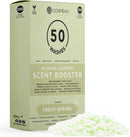 Eine Packung Cosmeau In-Wash Wäscheduft-Booster in "Fresh Spring"-Duft (250 Gramm, 50 Wäschen), hebt seine veganen, pflanzlichen, leicht biologisch abbaubaren und ungiftigen Eigenschaften hervor, mit einem kleinen Haufen hellgrüner und weißer Perlen.