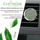 Werbebild für einen silbernen Auto-Diffusor-Clip mit Blume des Lebens-Muster, der an einem Lüftungsschlitz befestigt ist.