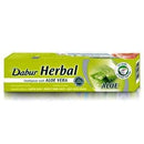Eine horizontal ausgerichtete grün-weiße Verpackung von "Dabur Herbal Toothpaste with ALOE VERA". Die Packung zeigt ein Bild von Aloe Vera-Blättern und hebt ihre Kräuterzusammensetzung sowie den Kariesschutz hervor.