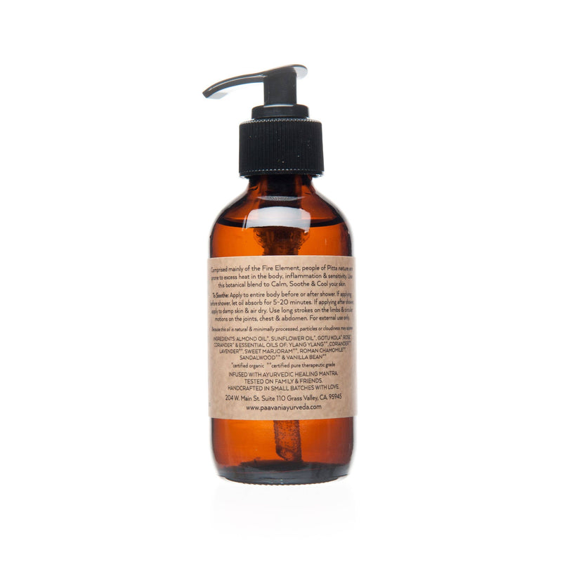 Eine Nahaufnahme des rückseitigen Etiketts der PAAVANI Pitta Körperölflasche, die detaillierte Anwendungsanweisungen und eine Liste der Inhaltsstoffe wie Mandelöl, Sonnenblumenöl, Gotu Kola, Rose und verschiedene ätherische Öle zeigt.