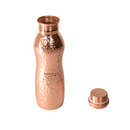 Gehämmerte Kupfer-Wasserflasche mit abgenommenem Deckel.