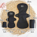 Zwei schwarze wiederverwendbare Binden von Bamboozy (Small Light und Medium Light) auf einer gewebten Matte mit Größenangaben für Binden (19cm, 29cm Länge; 9cm, 12.5cm Breite) und gefaltet (5cm, 6cm Breite; 6cm, 10cm Höhe).