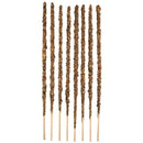 Zehn handgefertigte Räucherstäbchen, bedeckt mit braunen und hellbraunen Holzspänen und Harz, auf weißem Hintergrund.