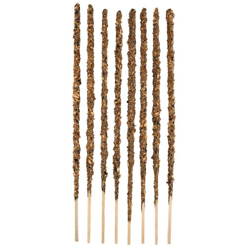 Zehn handgefertigte Räucherstäbchen, bedeckt mit braunen und hellbraunen Holzspänen und Harz, auf weißem Hintergrund.