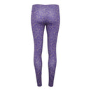 Eine lange Yoga- oder Sport-Leggings aus leuchtend lila Stoff. Sie weist ein aufwendiges, durchgängiges, sich wiederholendes goldfarbenes botanisches oder Paisley-Muster auf.