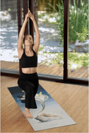 Frau in Ausfallschritt-Haltung auf einer Yogamatte mit weißer Blume und Muschel-Print.