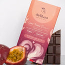 Delikao "Love Tonic Passion" Zartbitterschokoladenverpackung mit einem Stück Schokolade und Passionsfrucht.