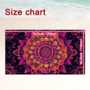 Eine Größentabelle zeigt ein rechteckiges Strandtuch mit einem leuchtend rosa und orangefarbenen Mandalamuster auf schwarzem Hintergrund. Die Maße sind 78,7 Zoll (200 cm) Länge und 43,3 Zoll (110 cm) Breite.