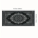  Ein rechteckiger Teppich mit einem schwarz-weißen, mandalaähnlichen Muster. Die Maße sind mit 78,7 Zoll (200 cm) Länge und 43,3 Zoll (110 cm) Breite angegeben.