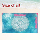 Eine Größentabelle zeigt ein rechteckiges Strandtuch mit einem blauen Aquarellmuster und einem weißen Mandalamotiv. Die Maße sind 78,7 Zoll (200 cm) Länge und 43,3 Zoll (110 cm) Breite.