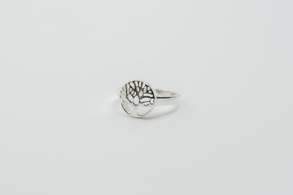  Ein silberner Ring mit einem runden ausgeschnittenen Lebensbaum-Motiv, auf einem weißen Hintergrund.