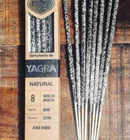 Eine offene Schachtel natürlicher Yagra-Räucherstäbchen der Marke Sagrada Madre auf einer Holzoberfläche.