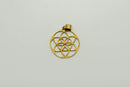 Ein goldfarbener, runder, durchbrochener Anhänger mit dem geometrischen Muster der Blume des Lebens. Er besitzt eine zylindrische Öse oben für eine Kette.