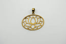 Ein goldfarbener, leicht ovaler, durchbrochener Anhänger mit einem stilisierten Lotusblumen-Design mit sechs Blütenblättern im Rahmen. Er besitzt eine flache Öse oben.