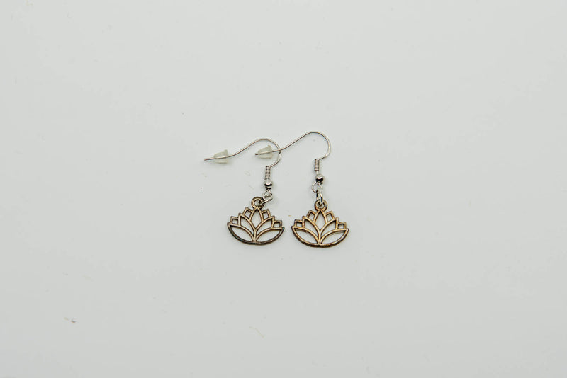 Hamsa-Ohrringe mit Lotus und Om – Symbolik und Stil vereint