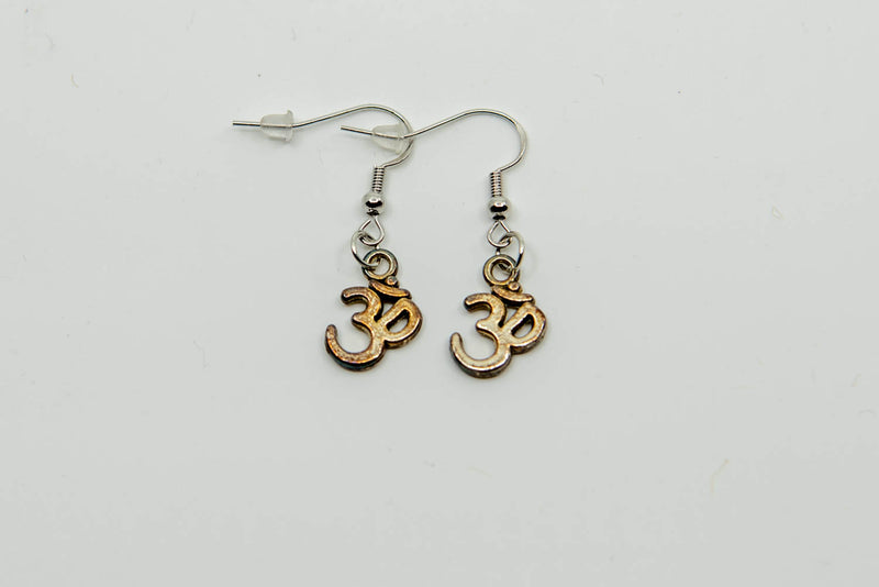 Hamsa-Ohrringe mit Lotus und Om – Symbolik und Stil vereint