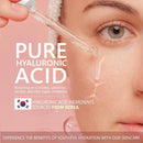 Nahaufnahme des Gesichts einer Frau mit einer Pipette, die Hyaluronsäure aufträgt. Der Text lautet „Reine Hyaluronsäure“ mit den Vorteilen und koreanischer Herkunft. Der Teint wirkt verjüngend.