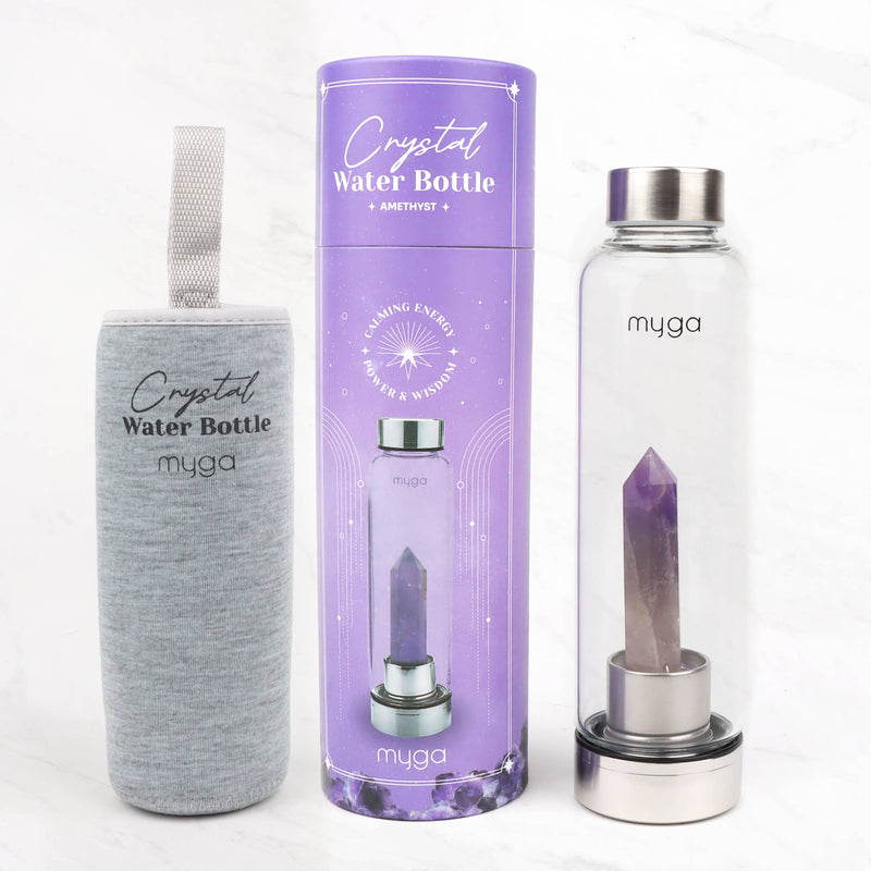 Eine Anordnung von Amethyst-Wasserflaschen, darunter eine mit grauer Stoffhülle, eine in lila zylindrischer Verpackung und eine einzelne Flasche mit violettem Amethyst.