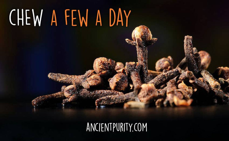Ein Haufen Nelken, Nahaufnahme, mit dem Text „CHEW A FEW A DAY“ und der Website-Adresse „ANCIENTPURITY.COM“.