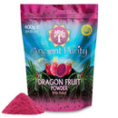 Ein pinker Beutel mit der Aufschrift „Ancient Purity Dragon Fruit Powder“ und ein Haufen pinkes Pulver davor, auf einem weißen Hintergrund.