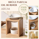 Ein zusammengesetztes Bild des Arum Oil Burner (Brûle Parfum), einer handgefertigten Aromalampe aus Bambus und Keramik mit herzförmiger Schale, ergänzt durch Detailaufnahmen und eine ätherische Ölverpackung.