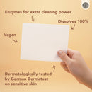 Nahaufnahme der "Produktabmessungen" von weißen und braunen wiederverwendbaren Wattepads (80 mm Durchmesser), einem "extragroßen Wäschenetz" (240x200 mm) und einem Bambushalter (105x95 mm).