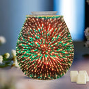 Ein tropfenförmiger elektrischer Wachswärmer, der mit einem lebendigen 3D-Feuerwerk- oder Sternenmuster in Rot und Grün leuchtet und neben drei weißen Wachswürfeln und unscharfen weißen Blüten steht.