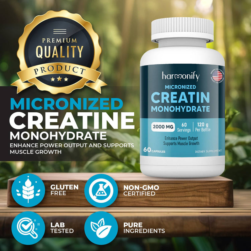 Eine Flasche Harmonify Micronized Creatine Monohydrate auf einem Holzsockel, überragt von einem „Premium Quality Product“-Siegel. Grüne Icons weisen auf glutenfrei, gentechnikfrei, laborgetestet und reine Inhaltsstoffe hin.