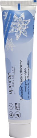 Eine hellblau-weiße Tube Apeiron Auromère Kräuter Zahncreme.