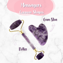 Ein amethystfarbener Gesichtsroller und ein passender Gua-Sha-Stein in Herzform liegen auf einem Marmorhintergrund. Der Text beschreibt sie als „Massagers Common Shapes“.