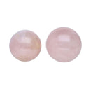 Paar glatter, polierter Kugeln (oder Perlen) aus hellrosa Rosenquarz, wobei eine etwas größer ist als die andere.