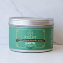 Eine metallische, zylindrische Dose Cacao Laboratory Ceremonial Grade Cacao in der Sorte „EARTH“ (100% Kakao mit Moringa und Chipotle). Das Etikett ist ein beruhigendes Salbeigrün mit goldenen Akzenten und zeigt das Nettogewicht von 8oz (226.8g).