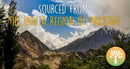 Ein Werbebild mit einem Panorama der zerklüfteten, schneebedeckten Berge und Täler der Hunza-Region, Pakistan. Der Text auf dem Bild bestätigt, dass das Produkt "SOURCED FROM THE HUNZA REGION OF PAKISTAN" (aus der Hunza-Region Pakistans bezogen) stammt.