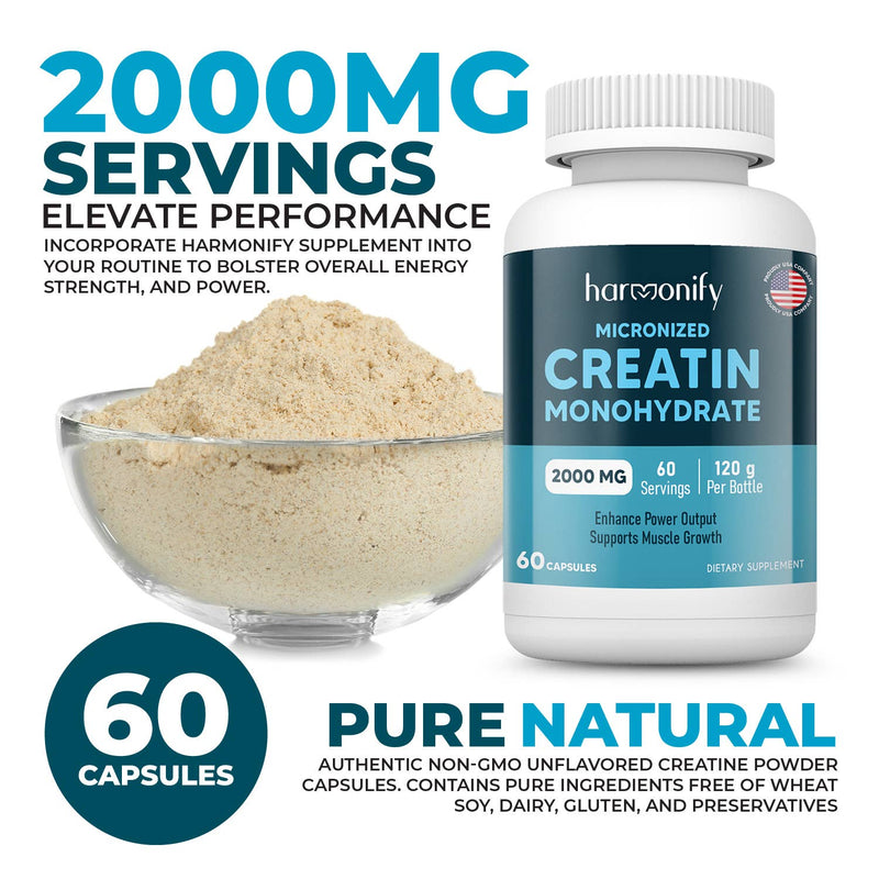 Eine Flasche Harmonify Micronized Creatine Monohydrate (2000mg, 60 Portionen, 120g pro Flasche, 60 Kapseln) neben einem Haufen Kreatinpulver. Der Text betont „PURE NATURAL“ und das Produkt ist gentechnikfrei und frei von Allergenen.