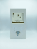 Schlichte weiße Verpackung für Traubenkernöl mit schwarzer und goldener Beschriftung.