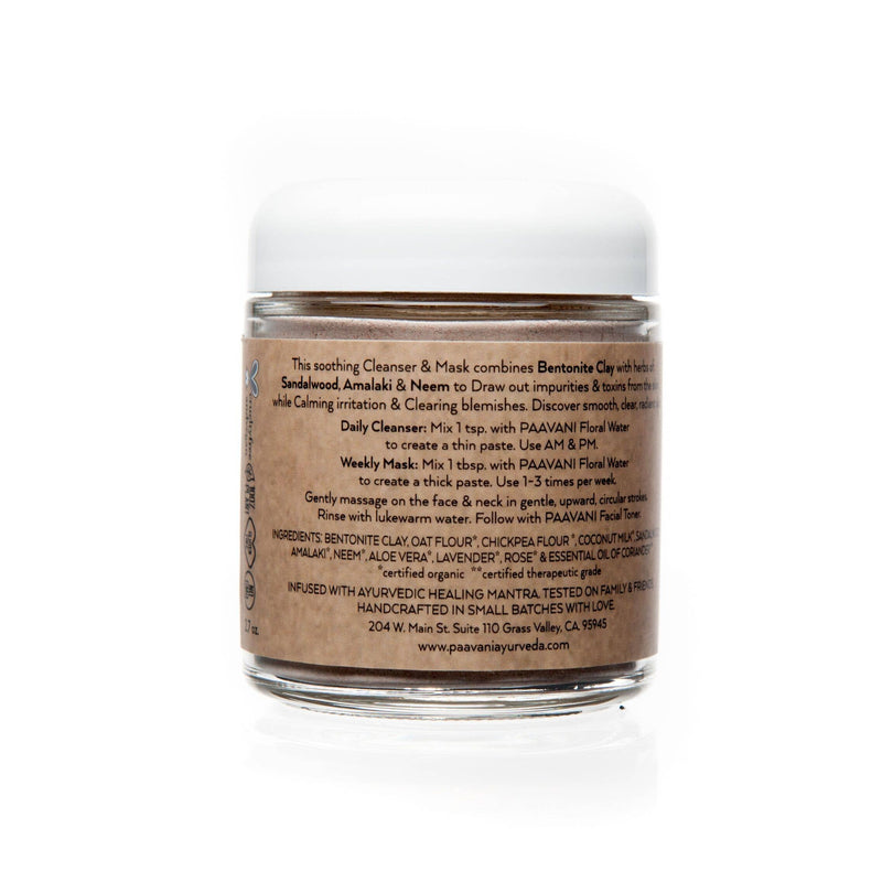 Ein Glas "Paavani Pitta Cleanser & Mask" mit Informationen auf dem Etikett, das seine beruhigenden und reinigenden Eigenschaften beschreibt. Es enthält Bentonit-Tonerde, Hafermehl, Kichererbsenmehl und Kokosmilch, sowie Anweisungen für die tägliche Reinigung und wöchentliche Masken.
