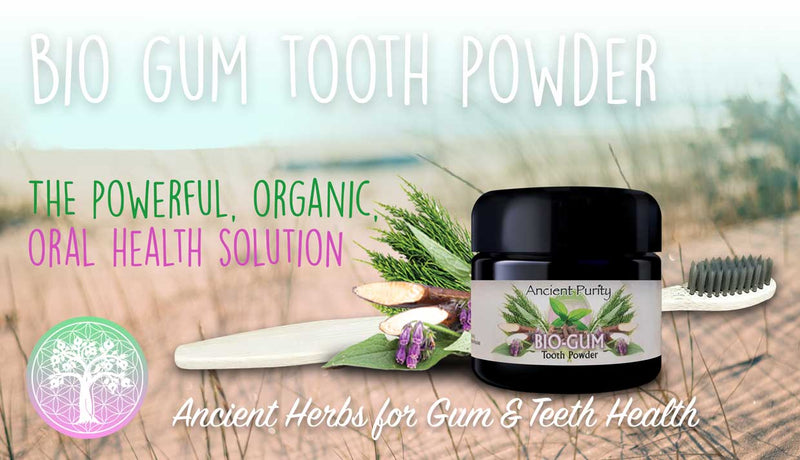 Eine Werbegrafik für "Ancient Purity Bio-Gum Tooth Powder" mit der Dose, einem Zahnbürstenkopf und Kräutern auf einem Strandhintergrund.
