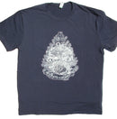 Eine liegende Aufnahme eines marineblauen T-Shirts mit einem detaillierten weißen Aufdruck eines Tannenzapfens, dessen Schuppen eine Miniaturlandschaft mit einem zentralen Baum umschließen.