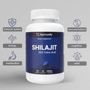 Eine Flasche Harmonify Shilajit Nahrungsergänzungsmittel mit 20% Fulvinsäure, umgeben von Icons und Text, die die Vorteile für Immunsystem, Energie, Stoffwechsel, Hormonbalance, Kognition und Linderung hervorheben.