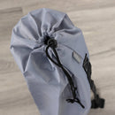 Eine Nahaufnahme der Kordelzugöffnung einer hellgrauen Yogamatten-Tasche, die den gerafften Stoff, die schwarze Kordel, ein kleines „myoga“-Etikett und einen Teil des schwarzen Schultergurts zeigt.